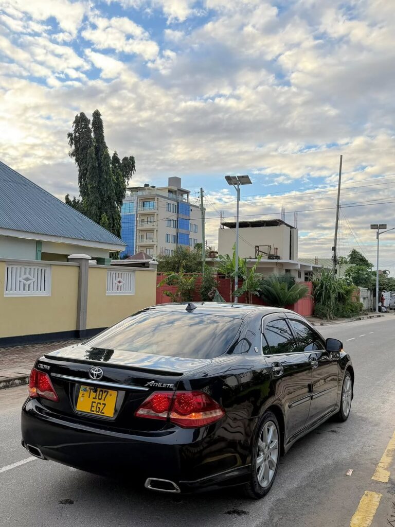 Magari Sokoni Toyota Crown ya Bei Poa 2009