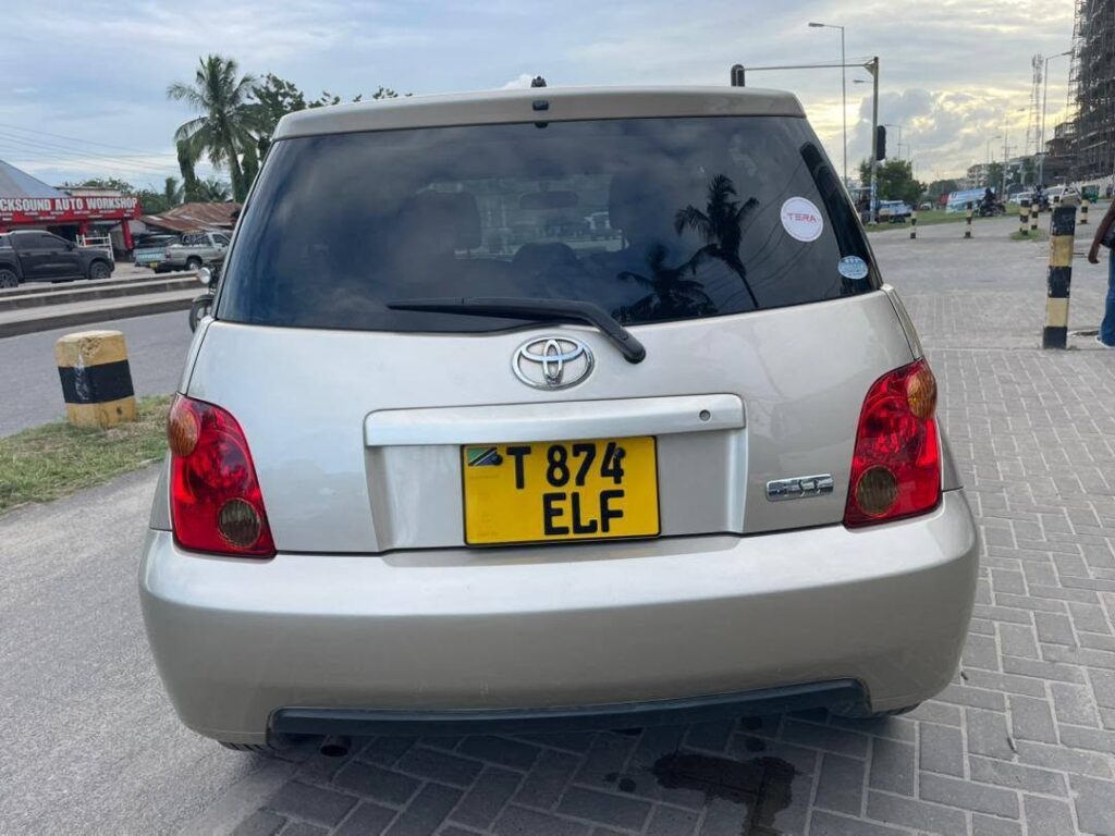 Magari Sokoni Toyota IST ya Bei Poa 2004