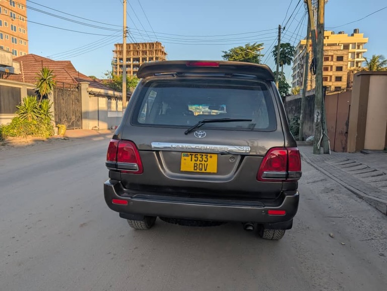 Toyota Land Cruiser V8 bei poa sokoni Dar es Salaam Tanzania