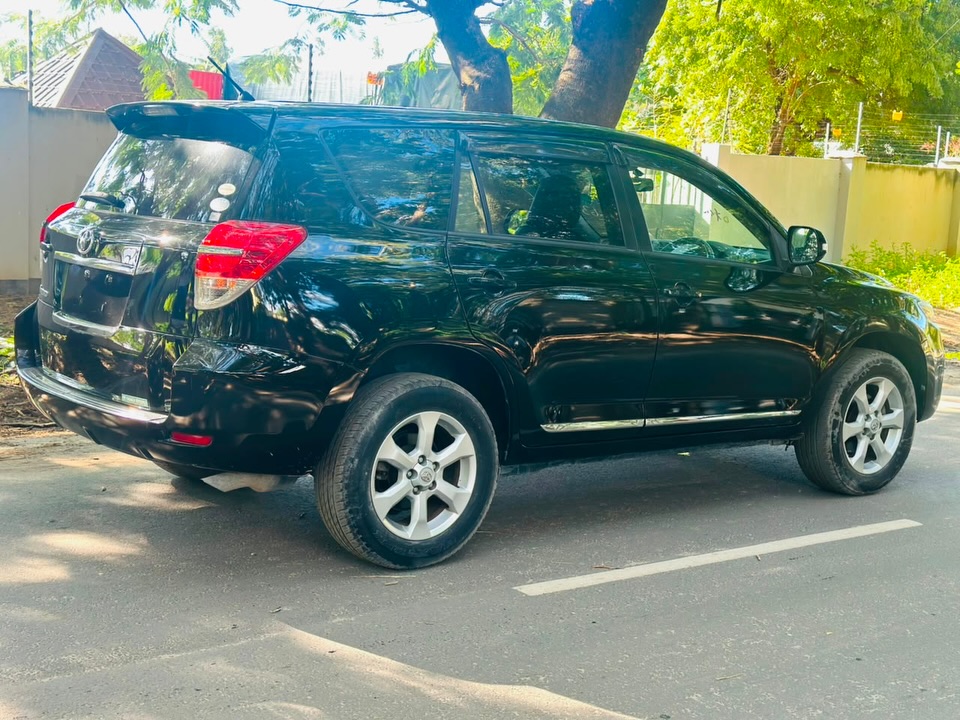 Toyota Vanguard bei poa sokoni Dar es Salaam Tanzania