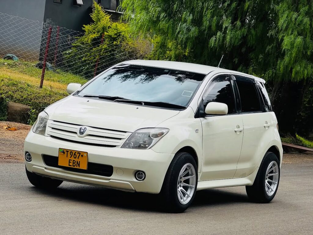 Magari Sokoni Toyota IST ya Bei Poa 2005