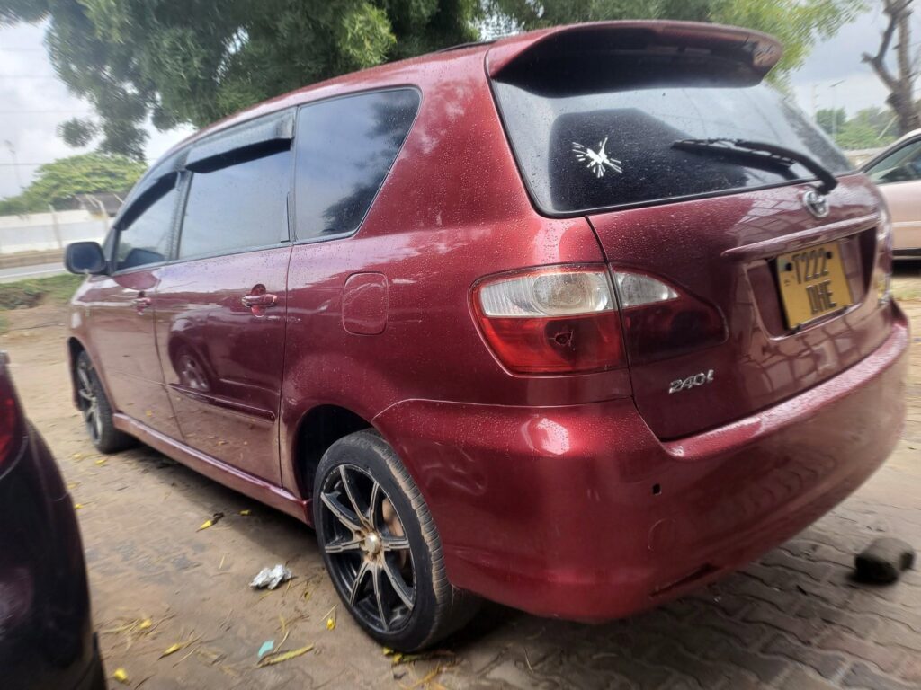 Magari Sokoni Toyota Ipsum ya Bei Poa 2005