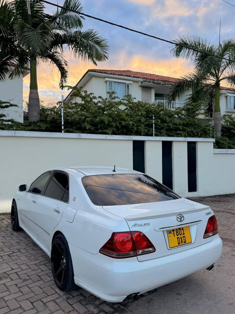 Toyota Crown bei poa sokoni Dar es Salaam Tanzania