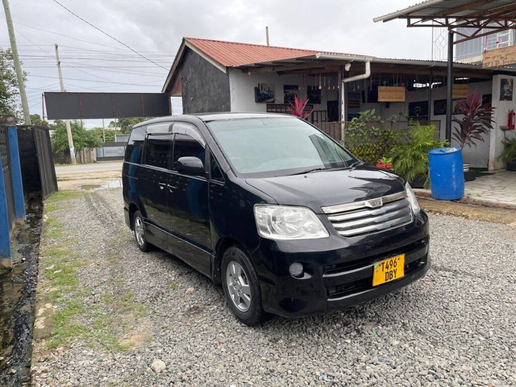 Price Toyota Noah 2006 for Sale in Dar es Salaam