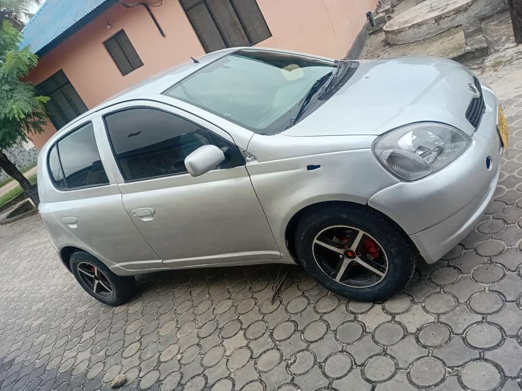 Toyota Vitz bei poa sokoni Dar es Salaam Tanzania