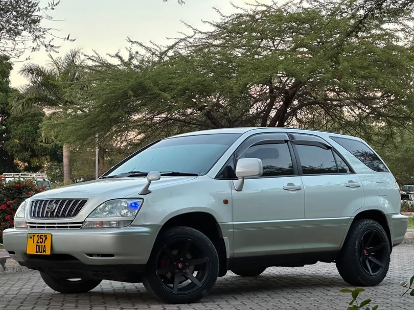 Magari Sokoni Toyota Harrier ya Bei Poa 2004