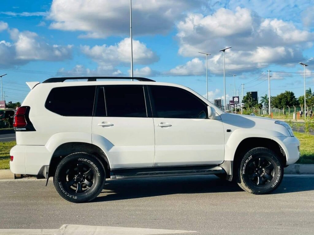 Magari Sokoni Toyota Land Cruiser Prado ya Bei Poa 2007