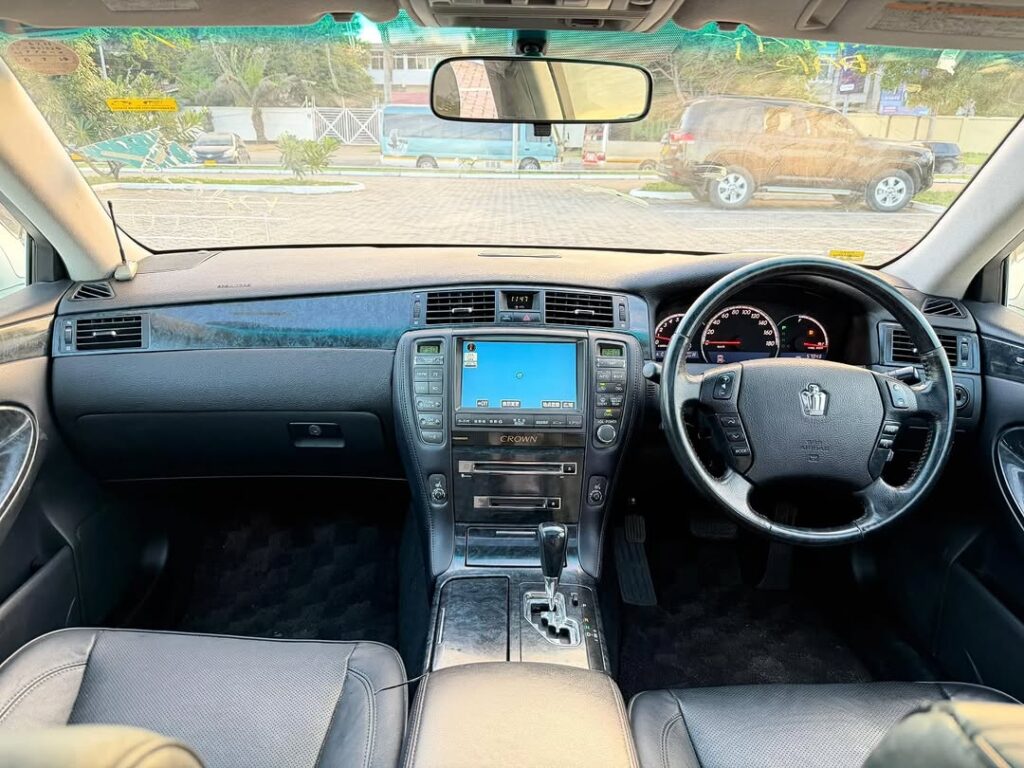 Toyota Crown 2006 Inauzwa Dar es Salaam Tanzania