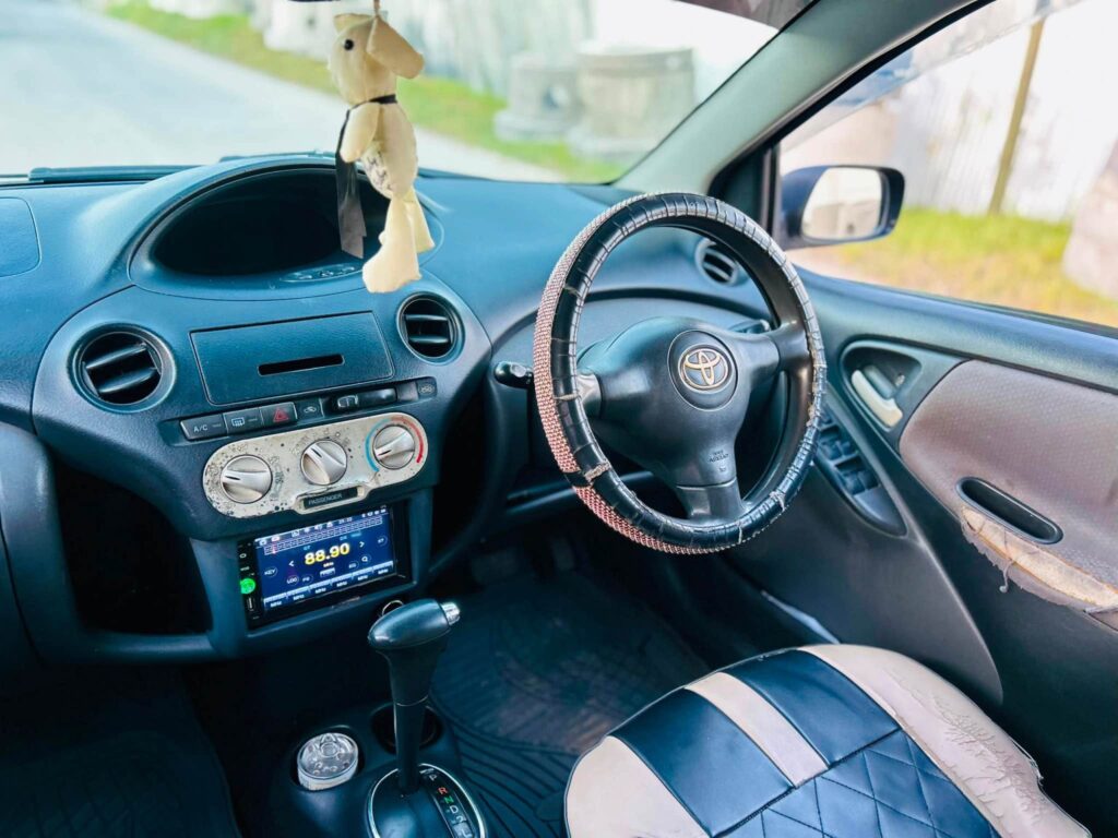 Toyota Vitz bei poa sokoni Dar es Salaam Tanzania