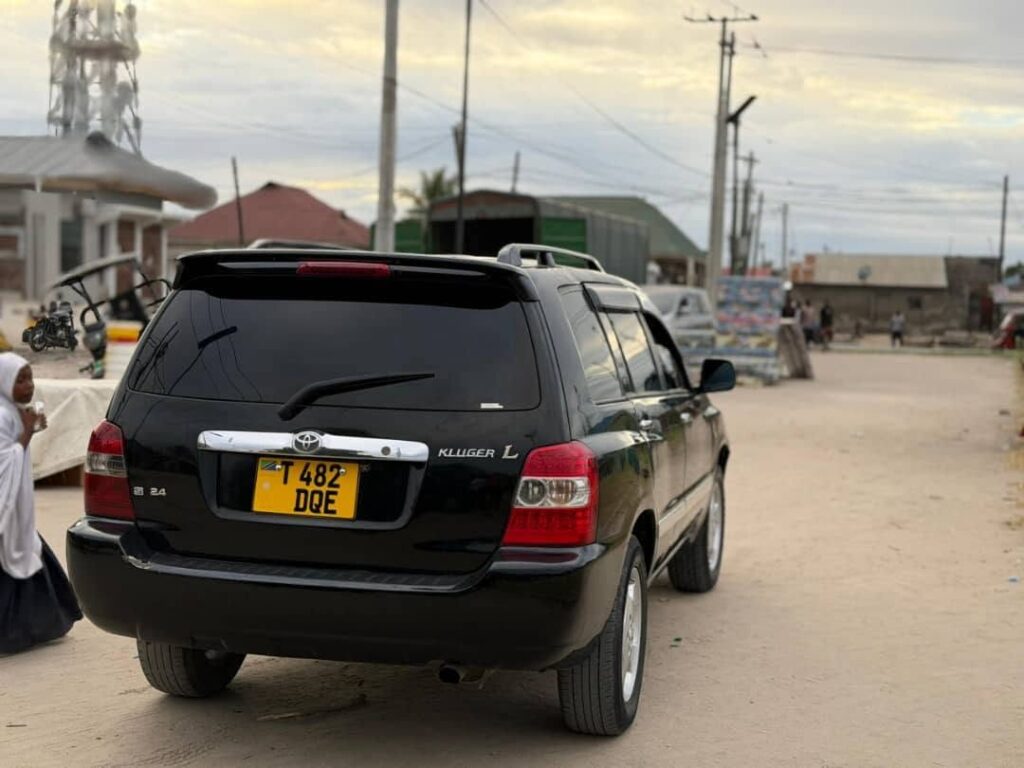 Magari Kluger 2002 lipo Dar es Salaam