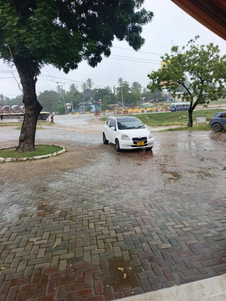 Toyota Vitz bei poa sokoni Dar es Salaam Tanzania