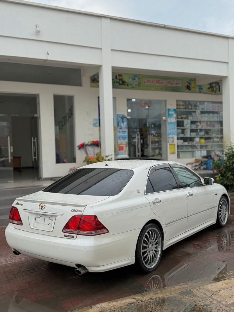 For Sale Toyota Crown 2005 in Dar es Salaam