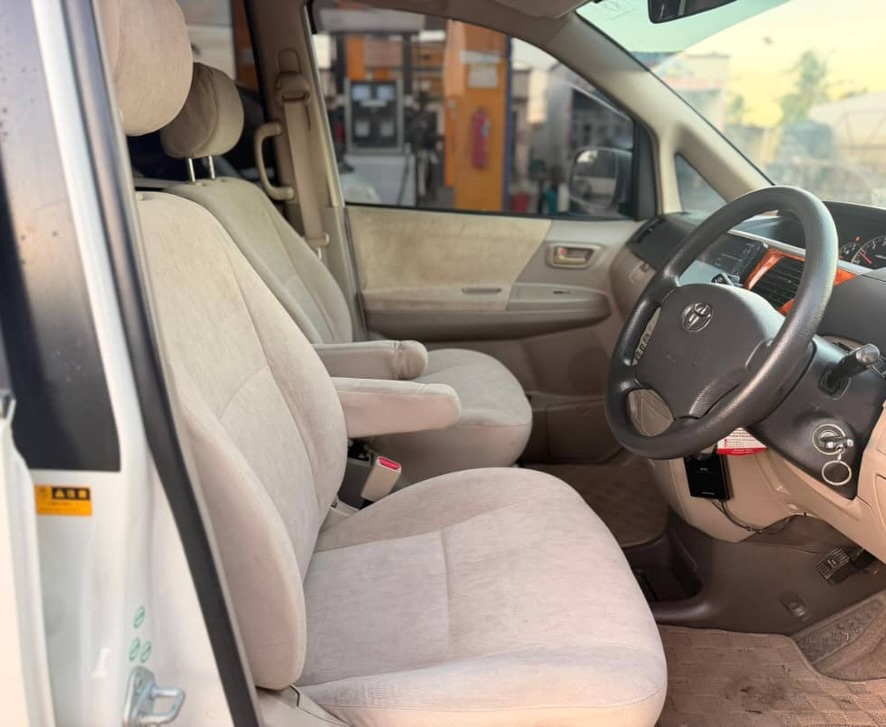 Toyota Noah bei poa sokoni Dar es Salaam Tanzania