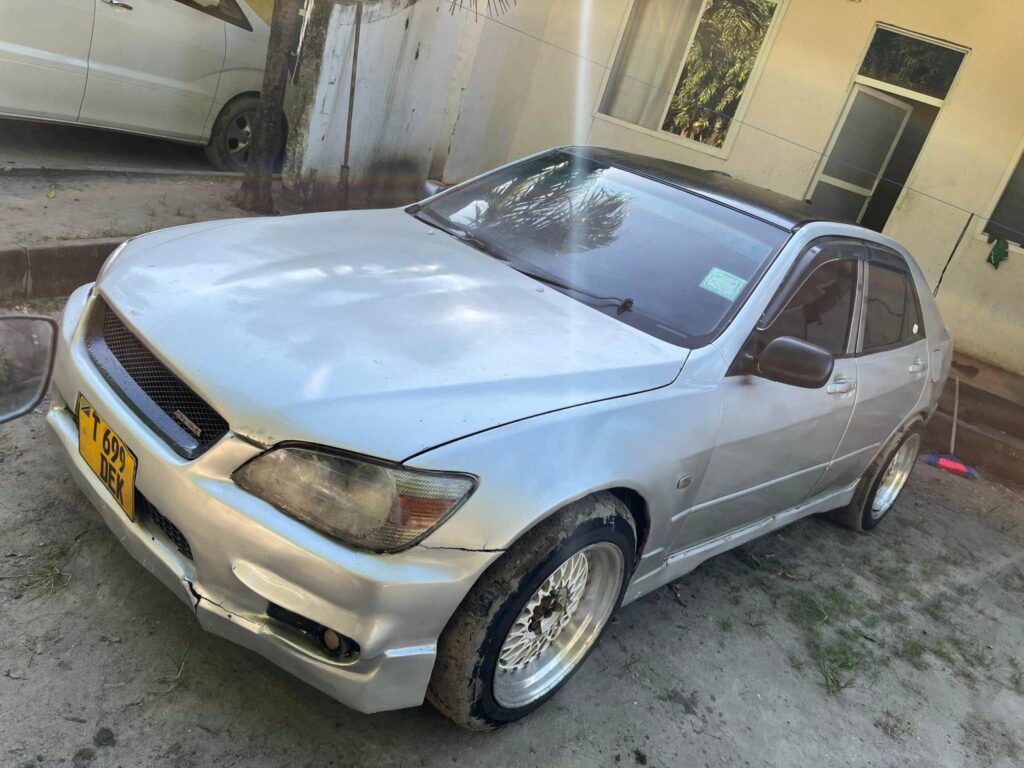 Magari Sokoni Toyota Altezza ya Bei Poa 2002