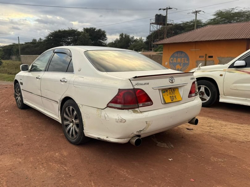 Magari Sokoni Toyota Crown ya Bei Poa 2005