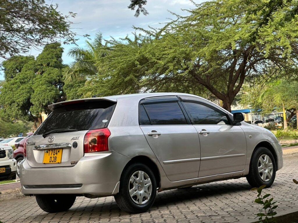 Toyota RunX bei poa sokoni Dar es Salaam Tanzania