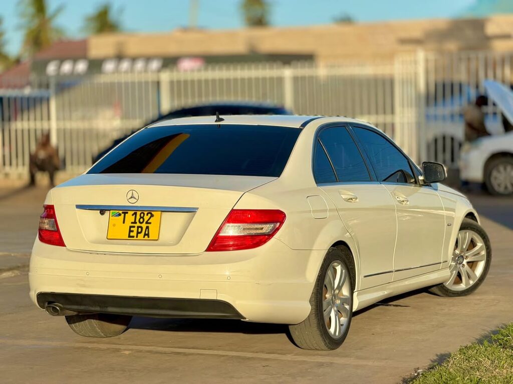Benz C-Class bei poa sokoni Dar es Salaam Tanzania