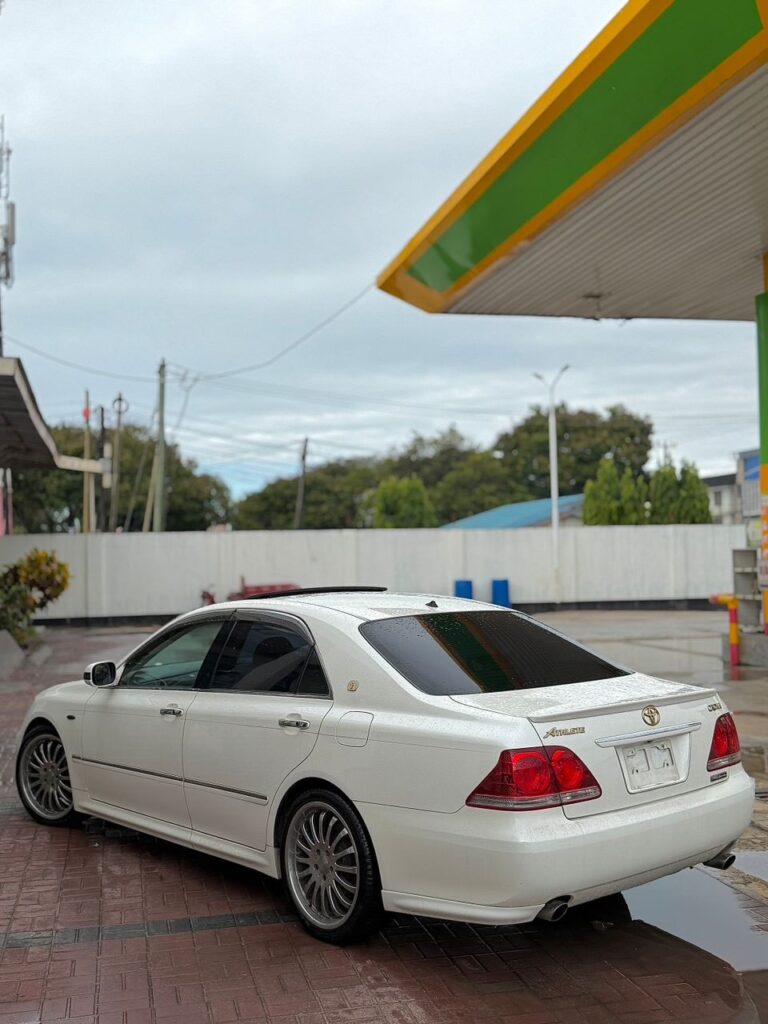 Price Toyota Crown 2005 for Sale in Dar es Salaam