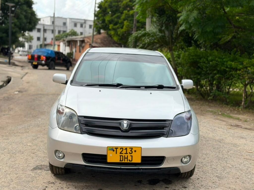 Magari Sokoni Toyota IST ya Bei Poa 2005