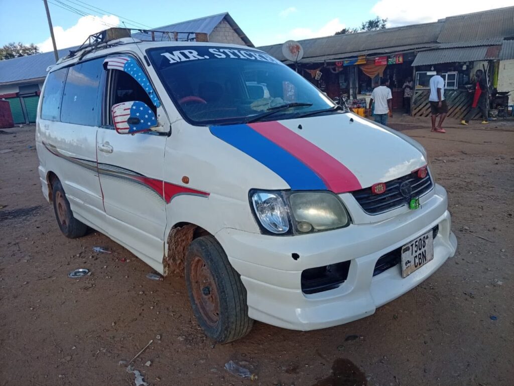 Magari Sokoni Toyota Noah ya Bei Poa 1998