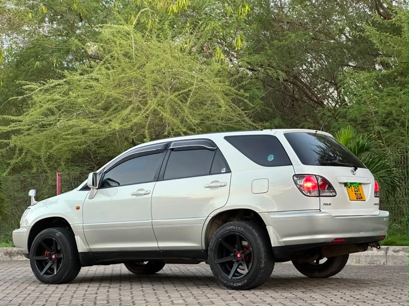 Magari Harrier 2004 lipo Dar es Salaam