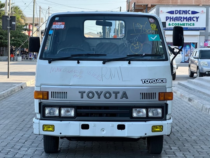 Magari Sokoni Toyota Toyoace ya Bei Poa 1998