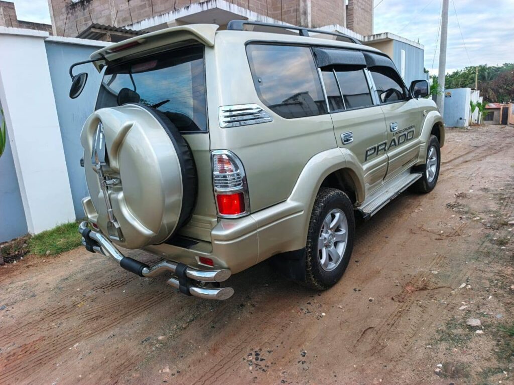Magari Sokoni Toyota Land Cruiser Prado ya Bei Poa 2001