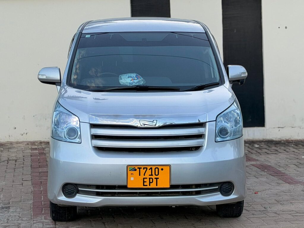 Toyota Noah bei poa sokoni Dar es Salaam Tanzania