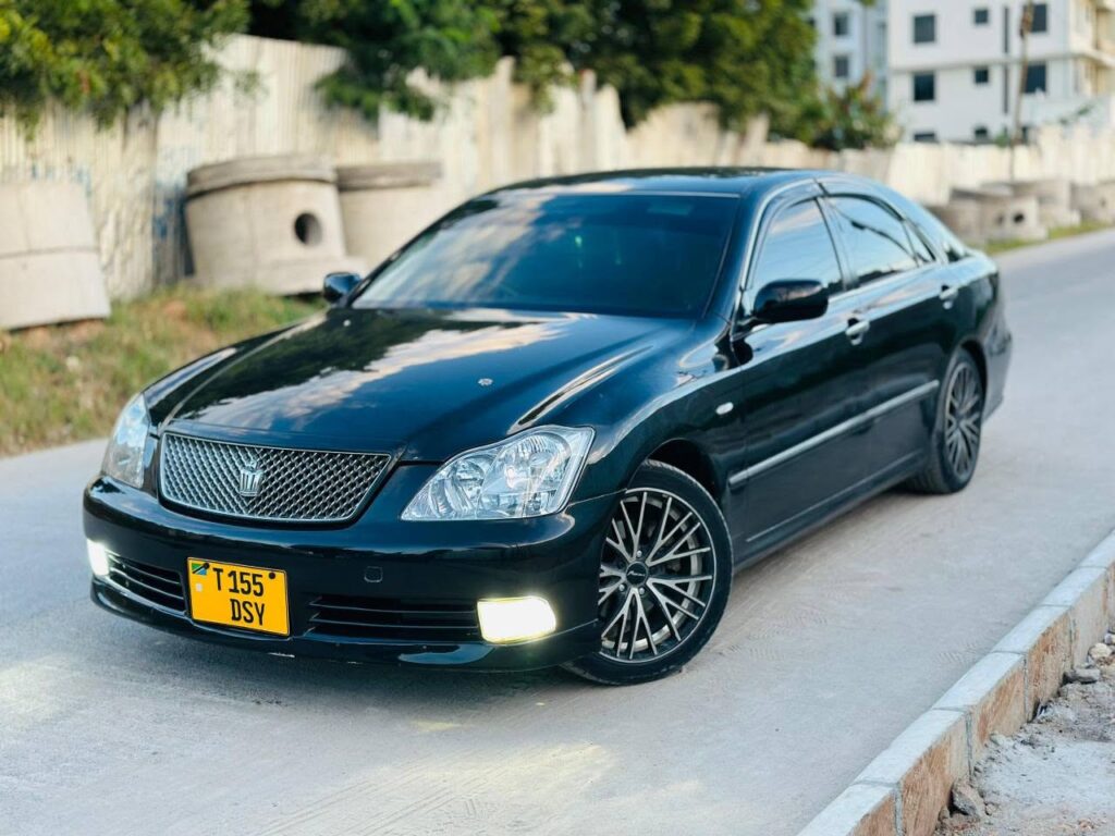 Magari Crown 2005 lipo Dar es Salaam