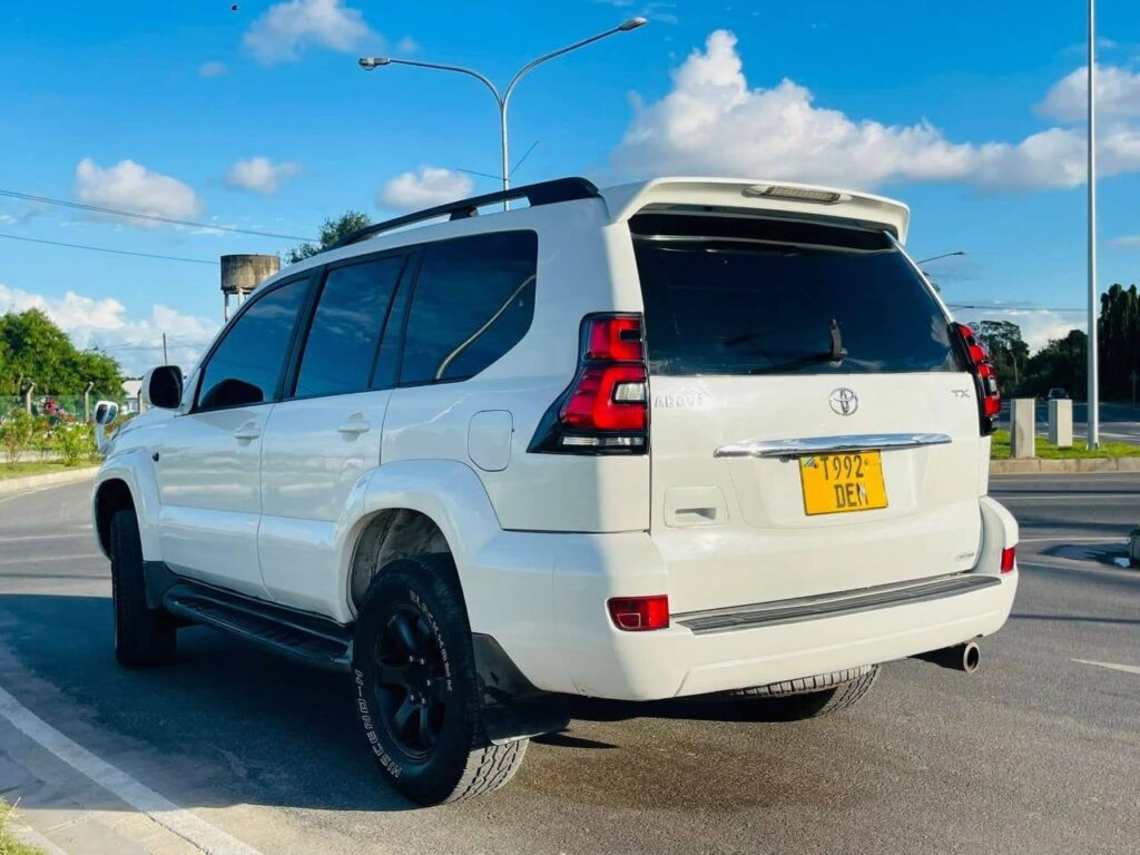 Toyota Land Cruiser Prado bei poa sokoni Dar es Salaam Tanzania