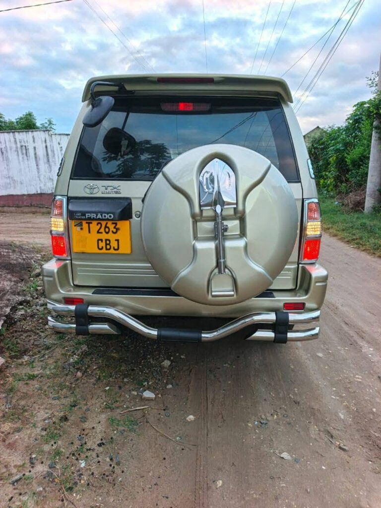 Magari Sokoni Toyota Land Cruiser Prado ya Bei Poa 2000