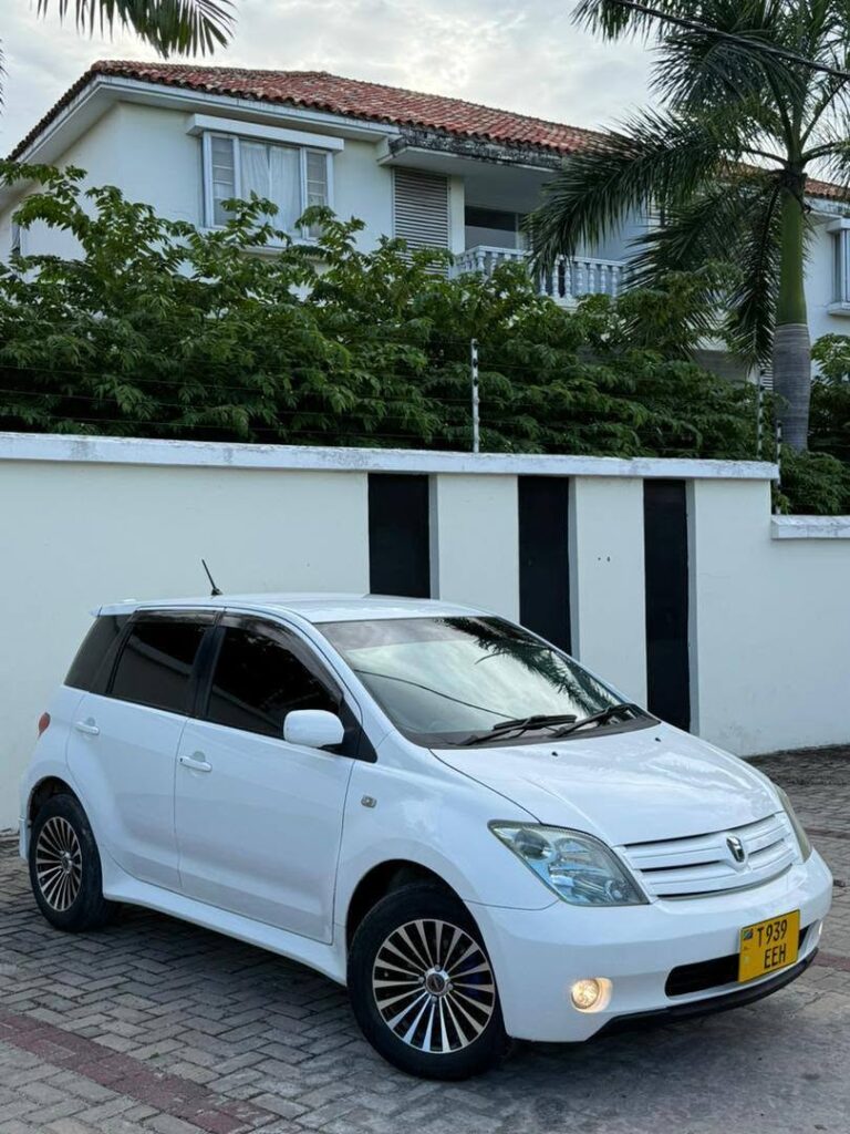 Magari Sokoni Toyota IST ya Bei Poa 2003