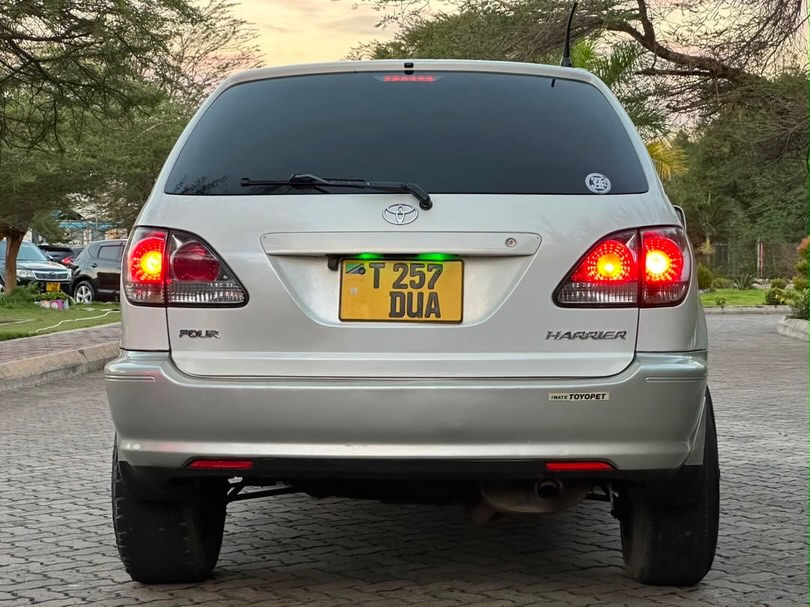 Magari Harrier 2004 lipo Dar es Salaam