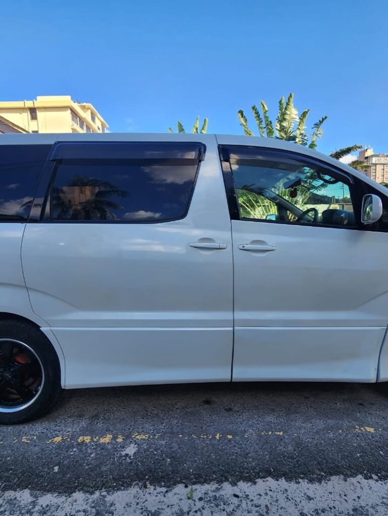 Magari Sokoni Toyota Alphard ya Bei Poa 2004