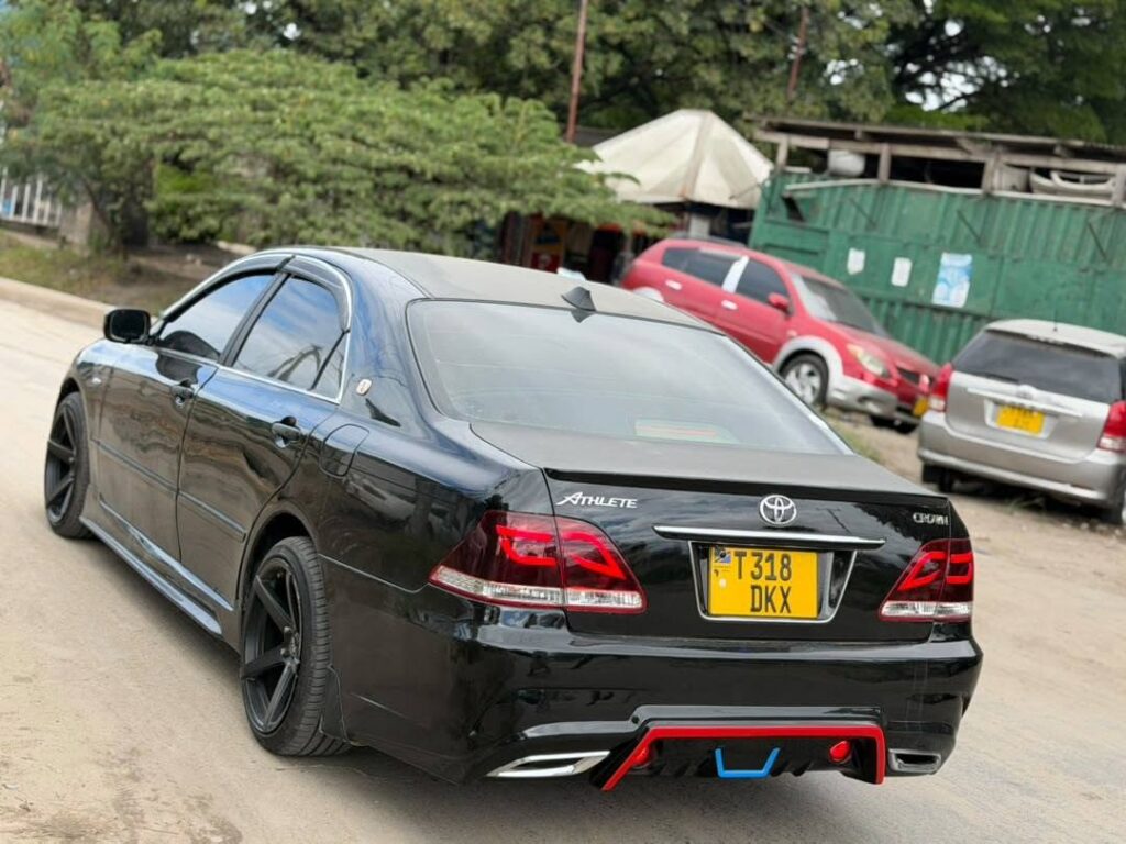 Price Toyota Crown 2004 for Sale in Dar es Salaam