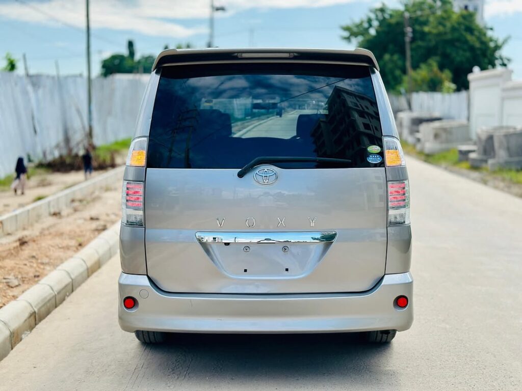 Magari Voxy 2007 lipo Dar es Salaam