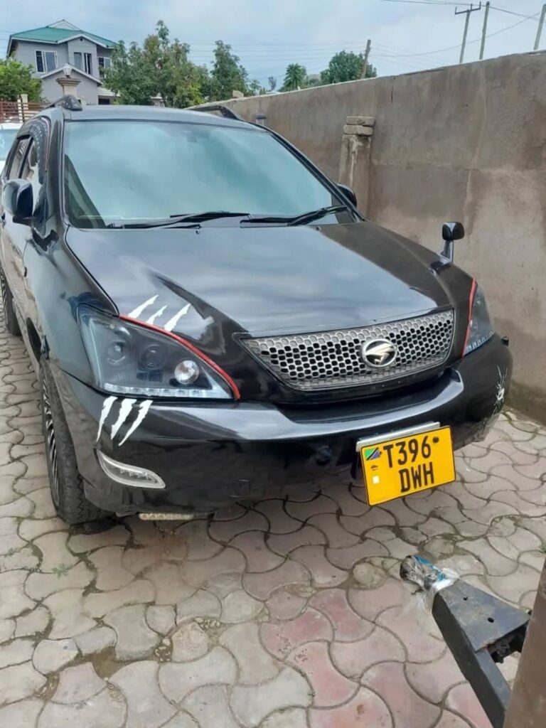 Used Toyota Harrier 2004 for Sale in Mwanza