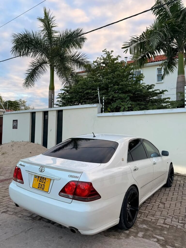 Magari Crown 2006 lipo Dar es Salaam