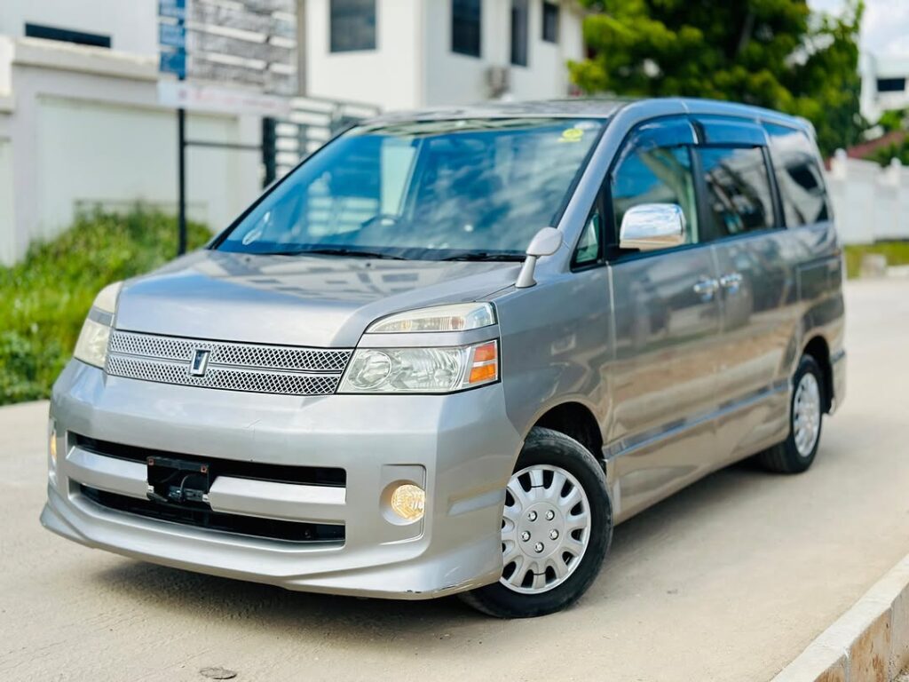 Magari Sokoni Toyota Voxy ya Bei Poa 2007