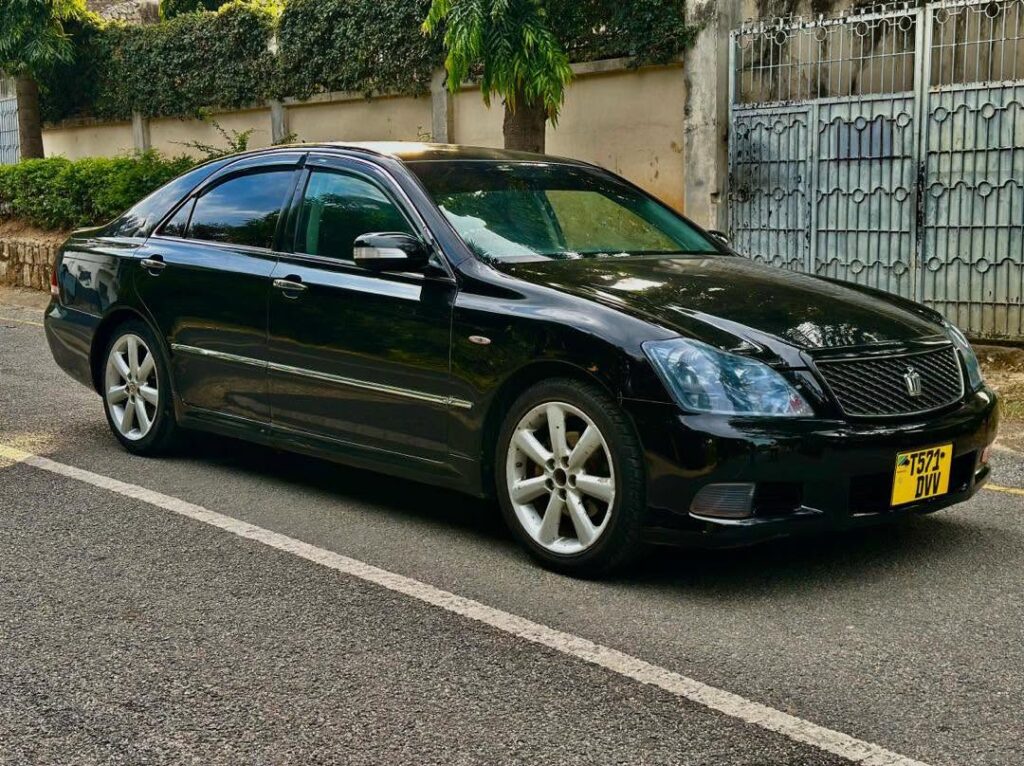 Magari Crown 2006 lipo Dar es Salaam