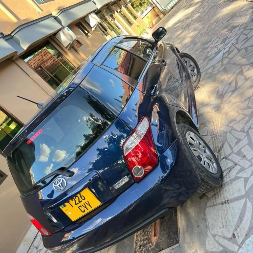 Magari Sokoni Toyota IST ya Bei Poa 2005