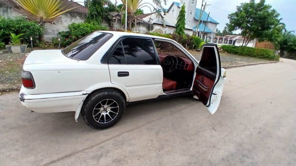 Magari Corolla 1990 lipo Dar es Salaam