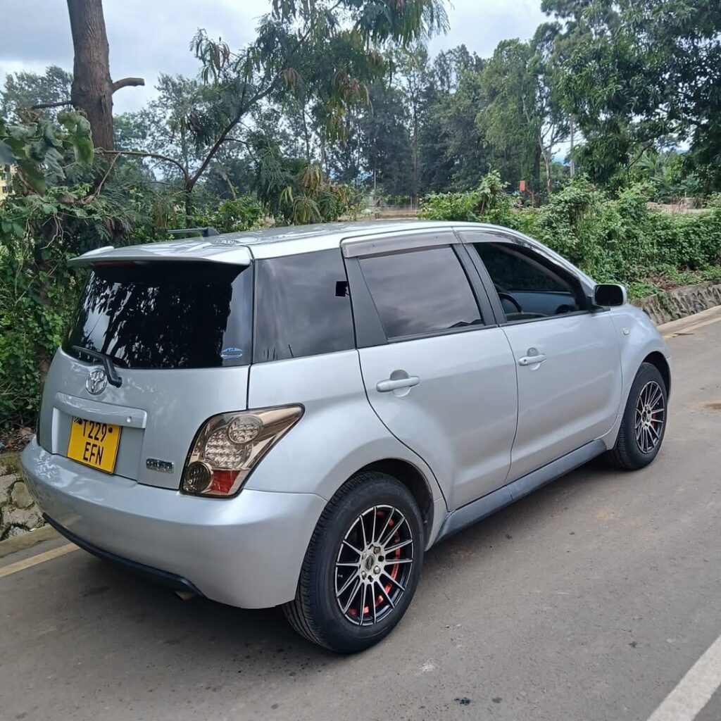Magari Sokoni Toyota IST ya Bei Poa 2005