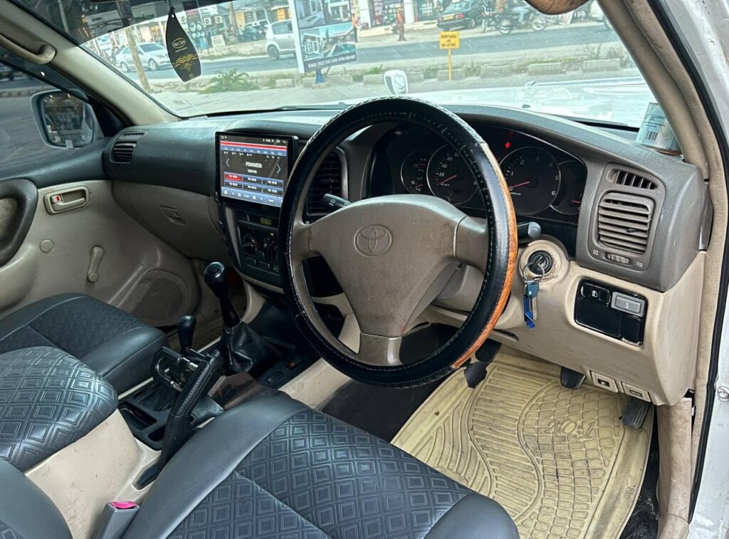 Toyota Land Cruiser V8 2000 for Sale in Dar es Salaam