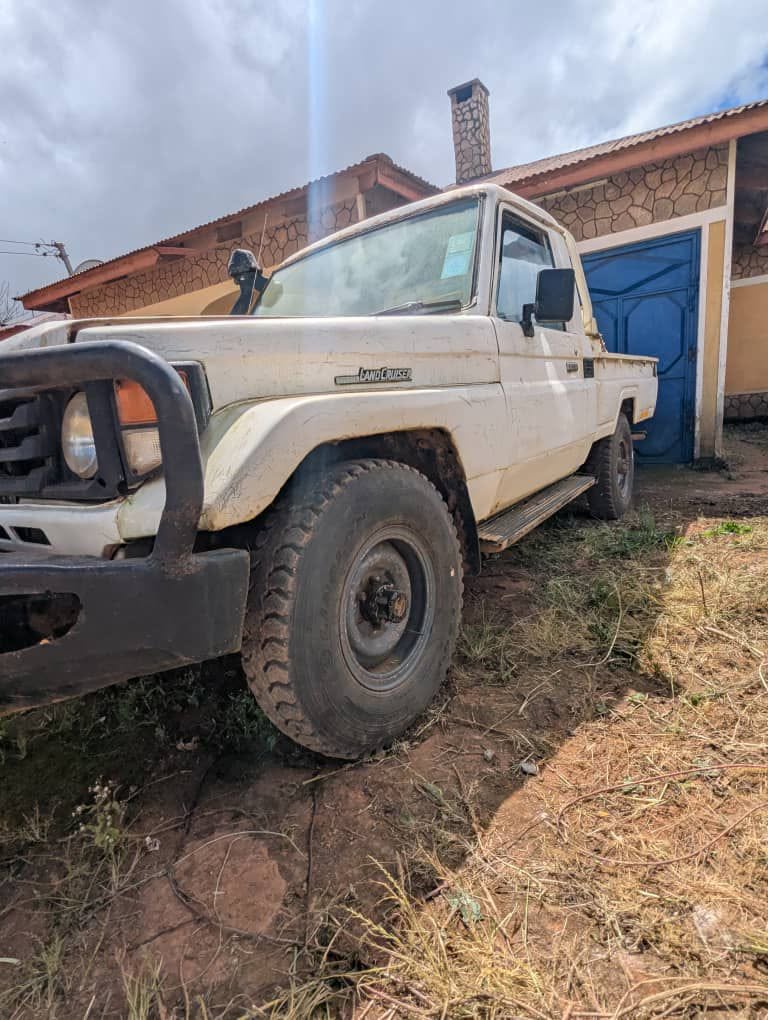 Magari Sokoni Toyota Land Cruiser 79 Pickup ya Bei Poa 2000