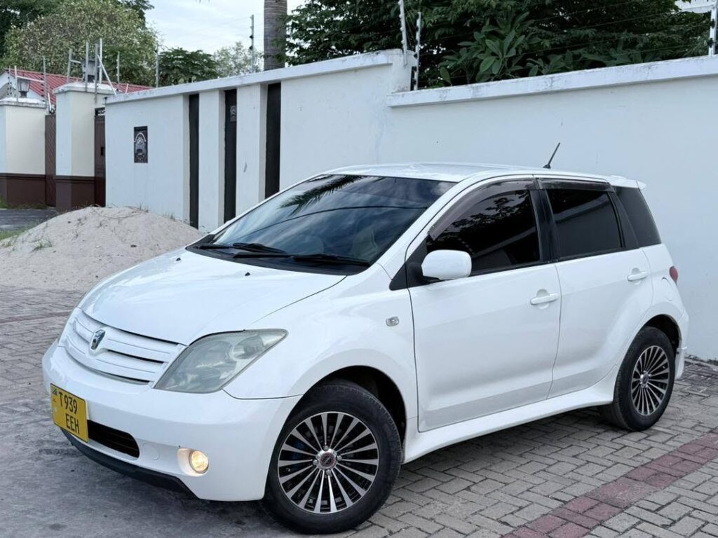 Magari Sokoni Toyota IST ya Bei Poa 2004