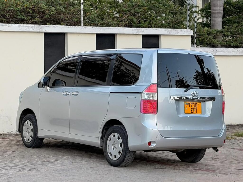 Price Toyota Noah 2009 for Sale in Dar es Salaam
