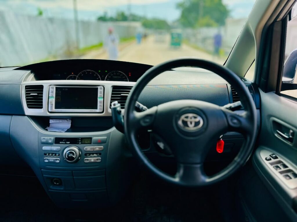 Toyota Voxy bei poa sokoni Dar es Salaam Tanzania