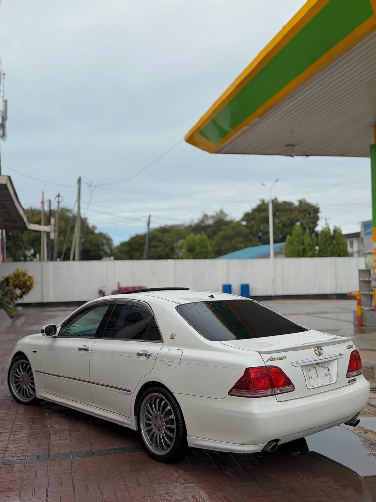 Magari Sokoni Toyota Crown ya Bei Poa 2006