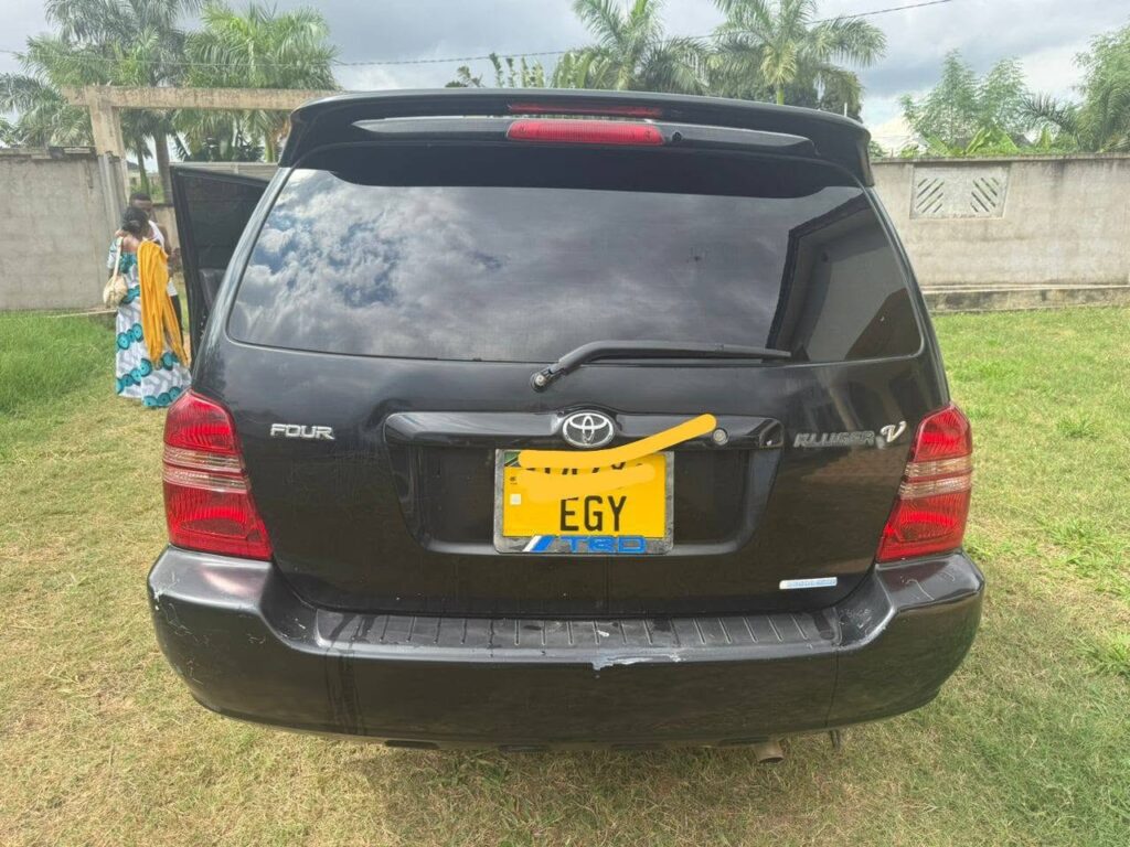 Magari Kluger 2003 lipo Dar es Salaam